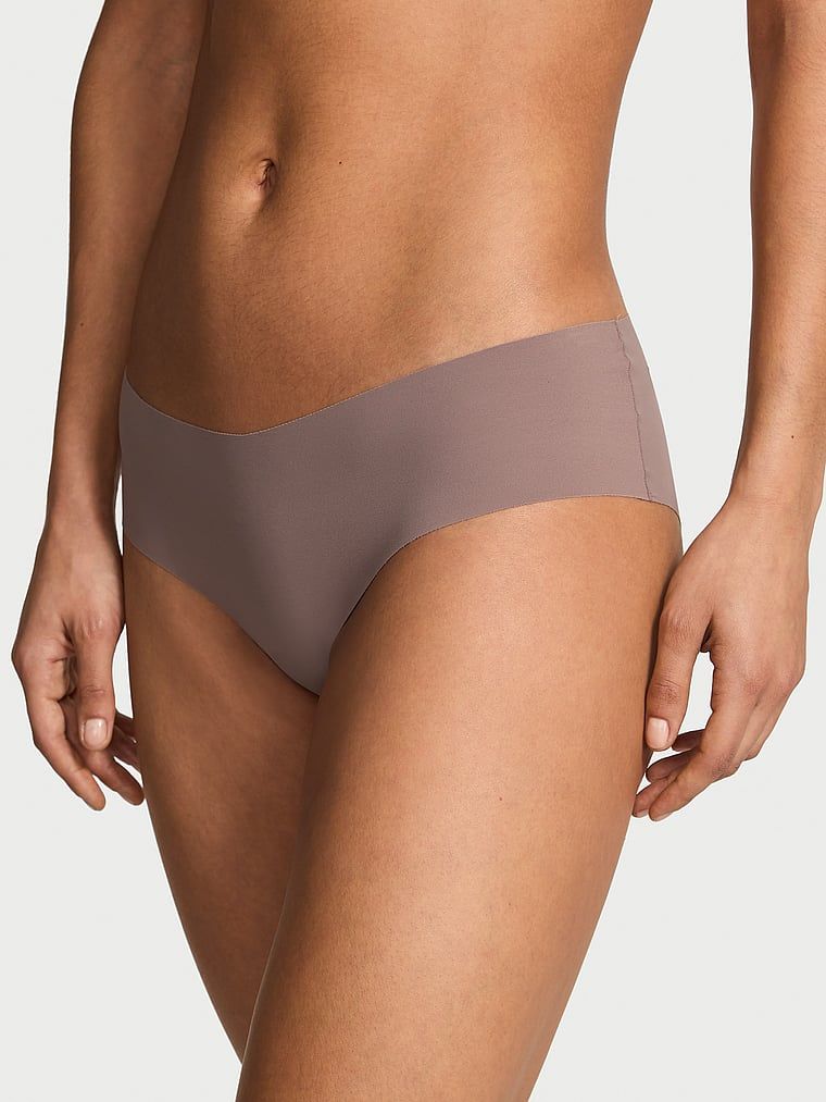 Majtki bezszwowe z paseczkami z tyłu No-Show Strappy Cheeky. Produkt ma kolor szary i pochodzi z kolekcji No-Show. 