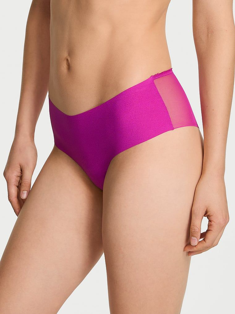 Majtki bezszwowe z siateczką z tyłu No-Show Sheer Logo Cheeky. Produkt ma kolor różowy i pochodzi z kolekcji Body by Victoria. 