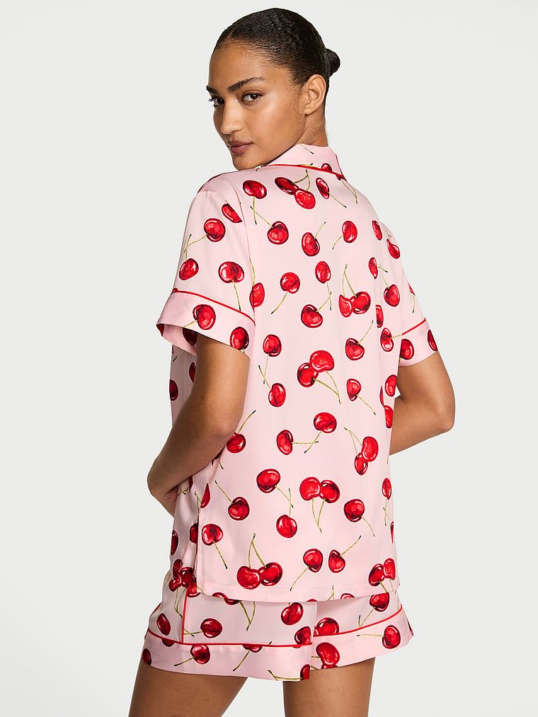 Piżama satynowa błyszcząca z szortami Glazed Satin. Produkt jest wzorzysty i pochodzi z kolekcji Victoria's Secret. 