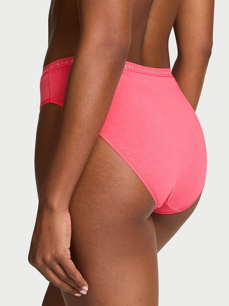 Majtki bawełniane figi z wysoko wyciętymi nogawkami High-Leg Brief. Produkt ma kolor różowy i pochodzi z kolekcji Victoria's Secret. 