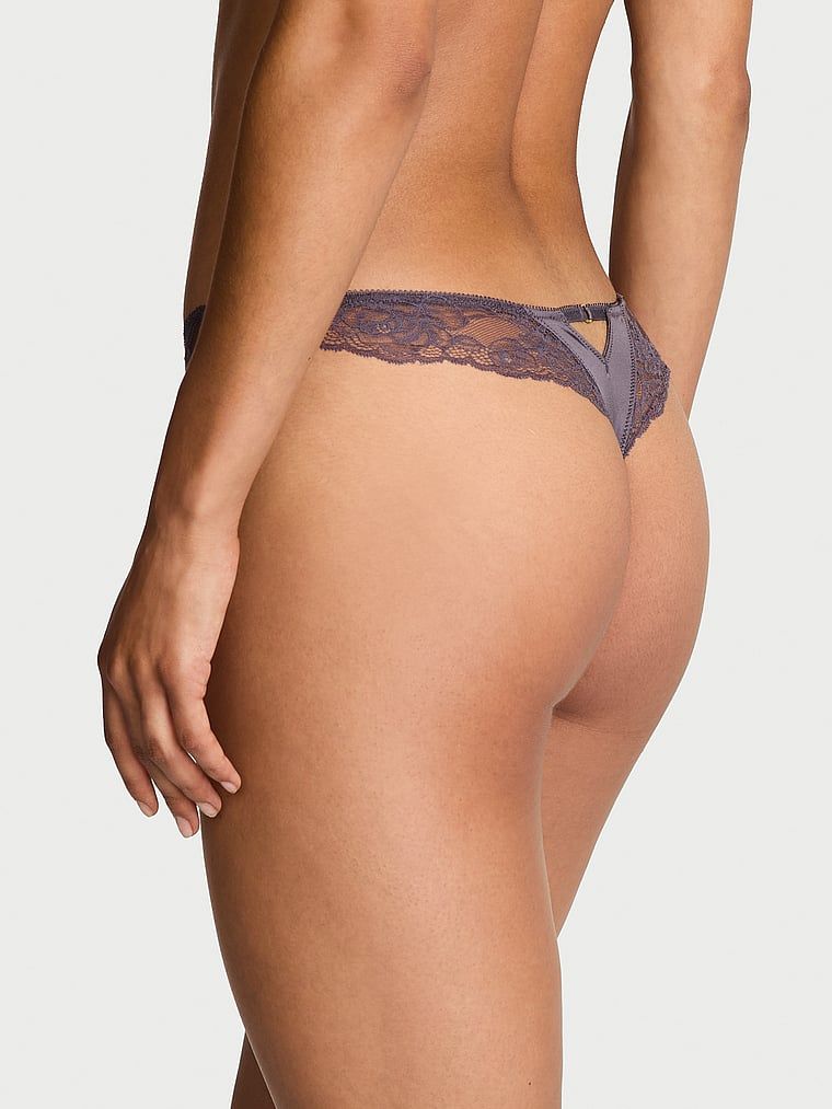 Stringi z koronką i wysoko wyciętymi nogawkami Lace-Trim High-Leg. Produkt ma kolor szary i pochodzi z kolekcji Body by Victoria. 