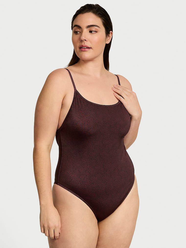 Strój kąpielowy jednoczęściowy VS Archives Strappy Hardware. Produkt jest wzorzysty i pochodzi z kolekcji Victoria's Secret Swim. 