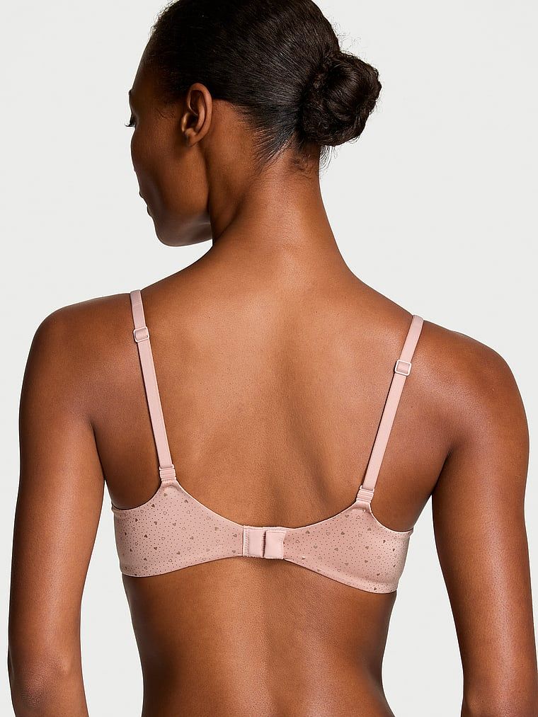Modelka prezentuje biustonosz lekko usztywniany Smooth Demi. Produkt jest wzorzysty i pochodzi z kolekcji Body by Victoria.