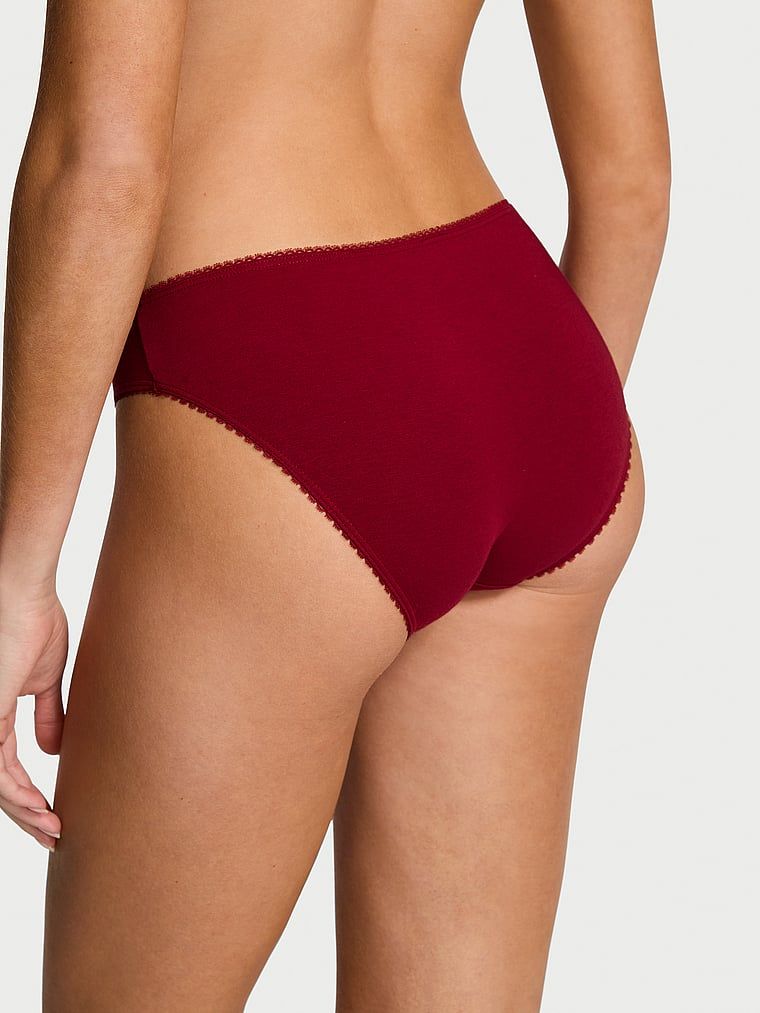 Majtki bawełniane z cekinami Sparkle Bikini. Produkt ma kolor czerwony i pochodzi z kolekcji Victoria's Secret. 