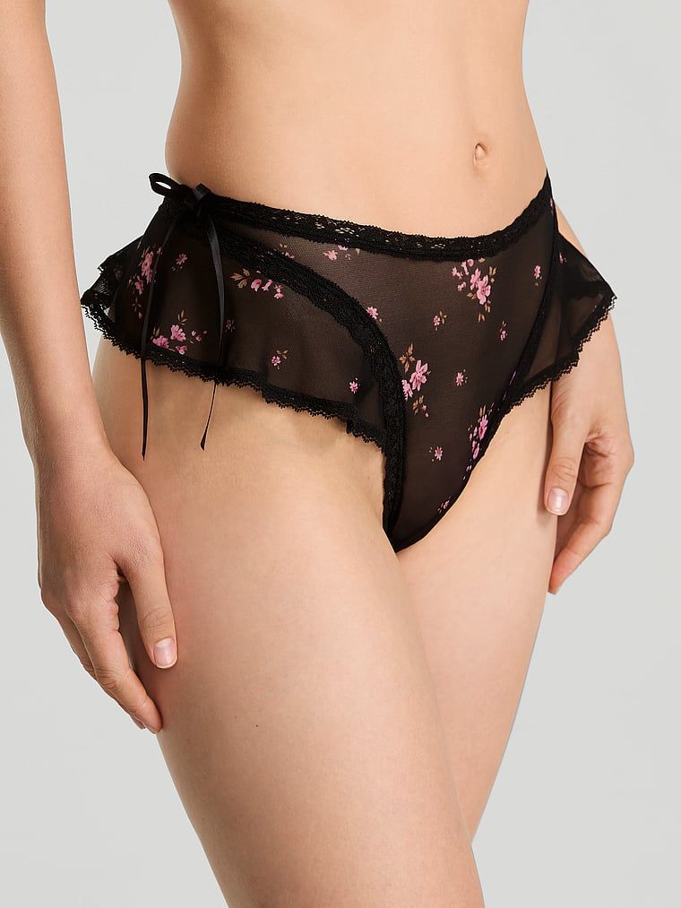 Stringi z falbanką Sheer Flutter. Produkt ma kwiatowy wzór i pochodzi z kolekcji Body by Victoria. 