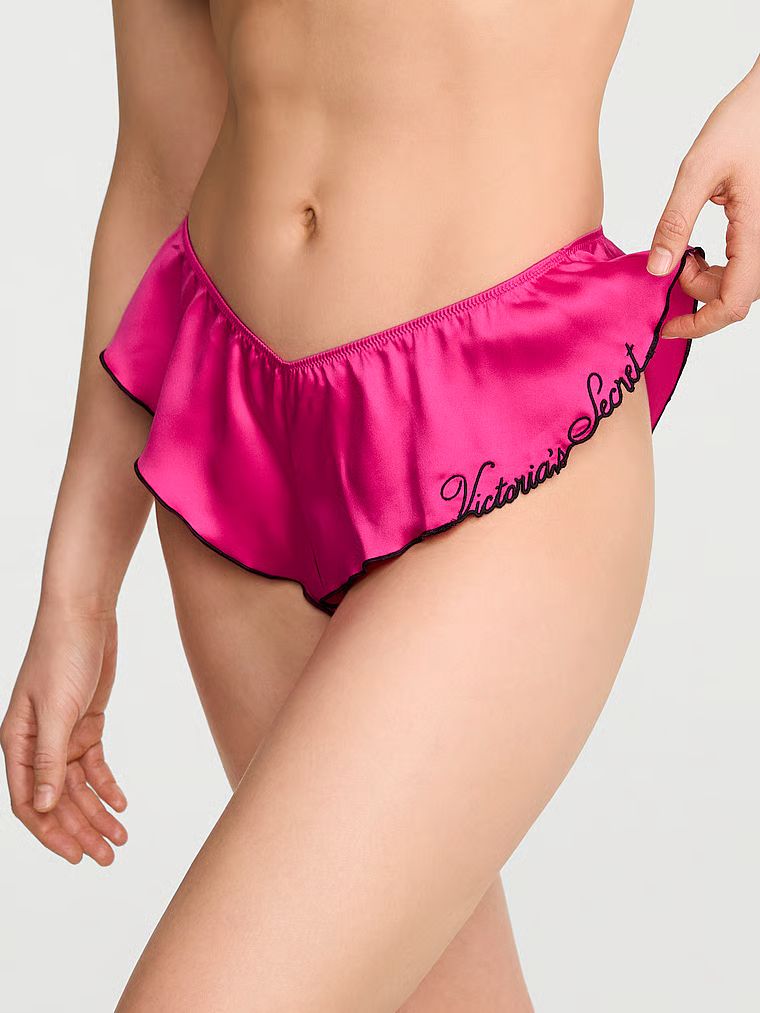 Majtki z falbankami Satin Flutter Cheeky. Produkt ma kolor różowy i pochodzi z kolekcji Victoria's Secret. 