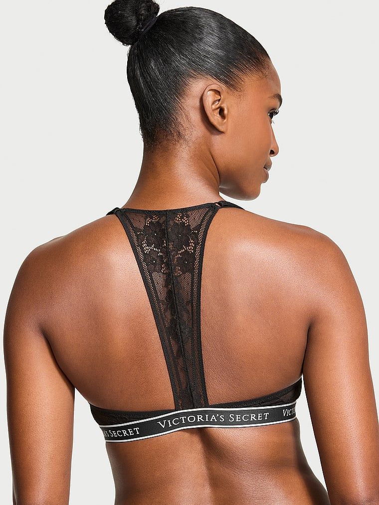 Modelka prezentuje biustonosz lekko usztywniany zapinany z przodu Lace-Trim Demi. Produkt ma kolor czarny i pochodzi z kolekcji T-shirt.