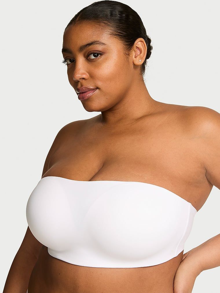 Modelka prezentuje biustonosz push-up bez ramiączek i bez fiszbin Perfect Comfort Strapless. Produkt ma kolor biały i pochodzi z kolekcji Victoria's Secret Bare.