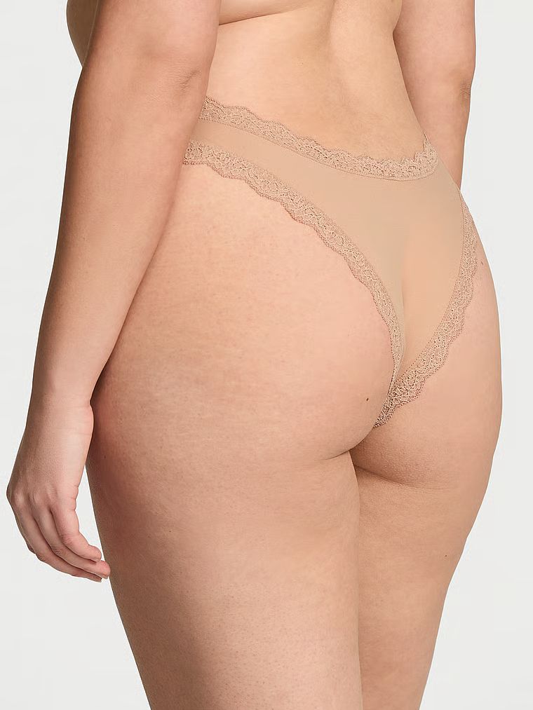 Majtki brazyliany z koronką Lace Trim Brazilian. Produkt ma kolor beżowy i pochodzi z kolekcji Dream Angels. 
