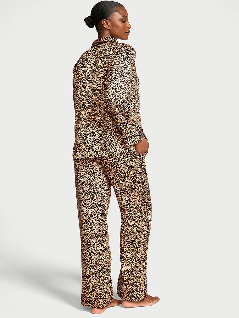 Piżama satynowa błyszcząca z długimi rękawami Glazed Satin. Produkt jest wzorzysty i pochodzi z kolekcji Victoria's Secret. 