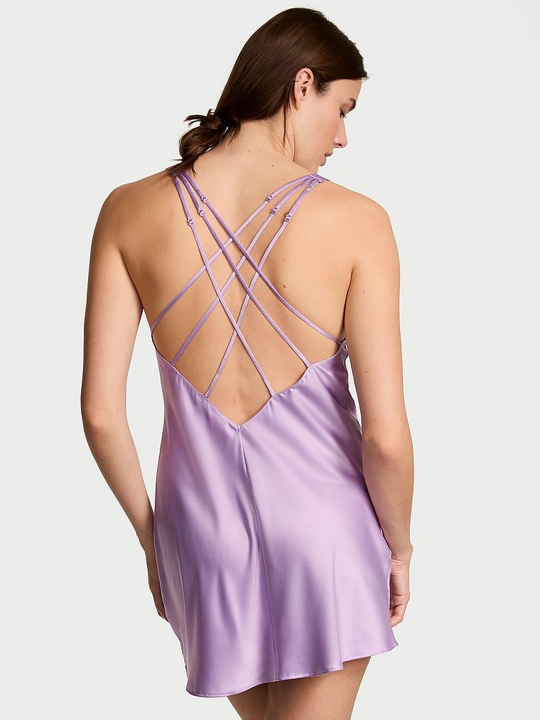 Koszulka nocna satynowa z błyszczącymi ramiączkami Scattered Shine Strap Slip. Produkt ma kolor purpurowy i pochodzi z kolekcji Victoria's Secret. 