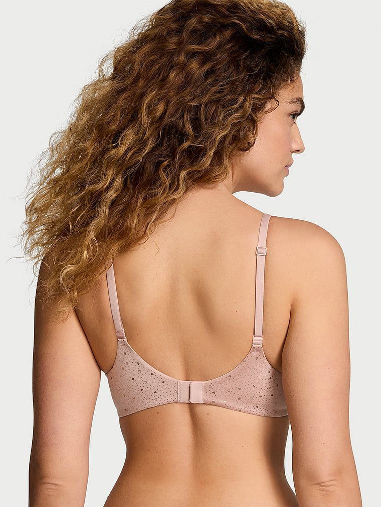 Modelka prezentuje biustonosz push-up Perfect Shape. Produkt jest wzorzysty i pochodzi z kolekcji Body by Victoria.
