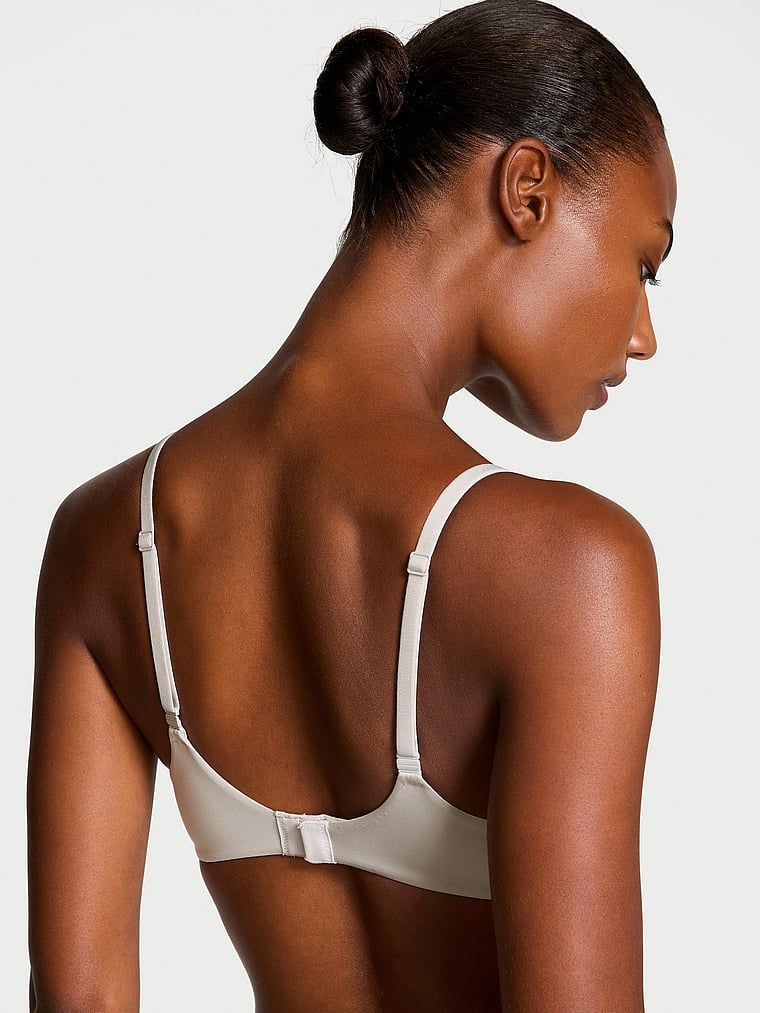 Modelka prezentuje biustonosz push-up Perfect Shape Smooth. Produkt ma kolor szary i pochodzi z kolekcji Body by Victoria.