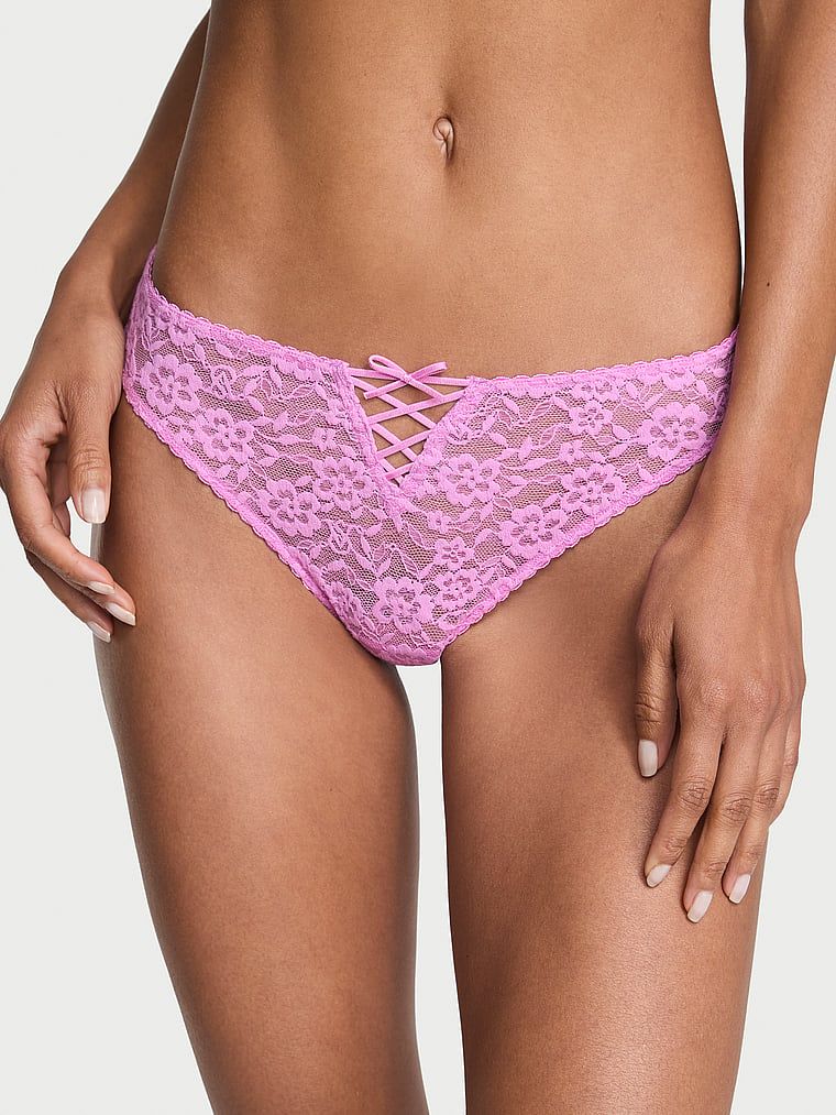 Stringi koronkowe z kokardką i sznurowaniem Lace-Up Bow. Produkt ma kolor różowy i pochodzi z kolekcji Lacie. 