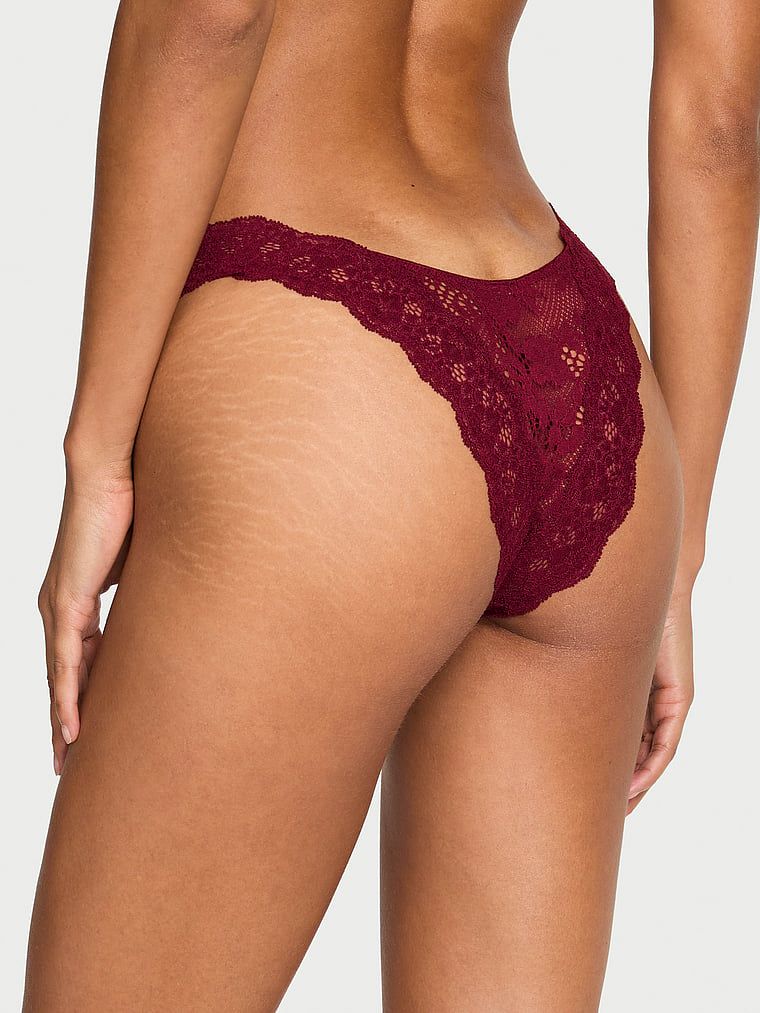 Majtki brazyliany koronkowe Brazilian. Produkt ma kolor czerwony i pochodzi z kolekcji Body by Victoria. 