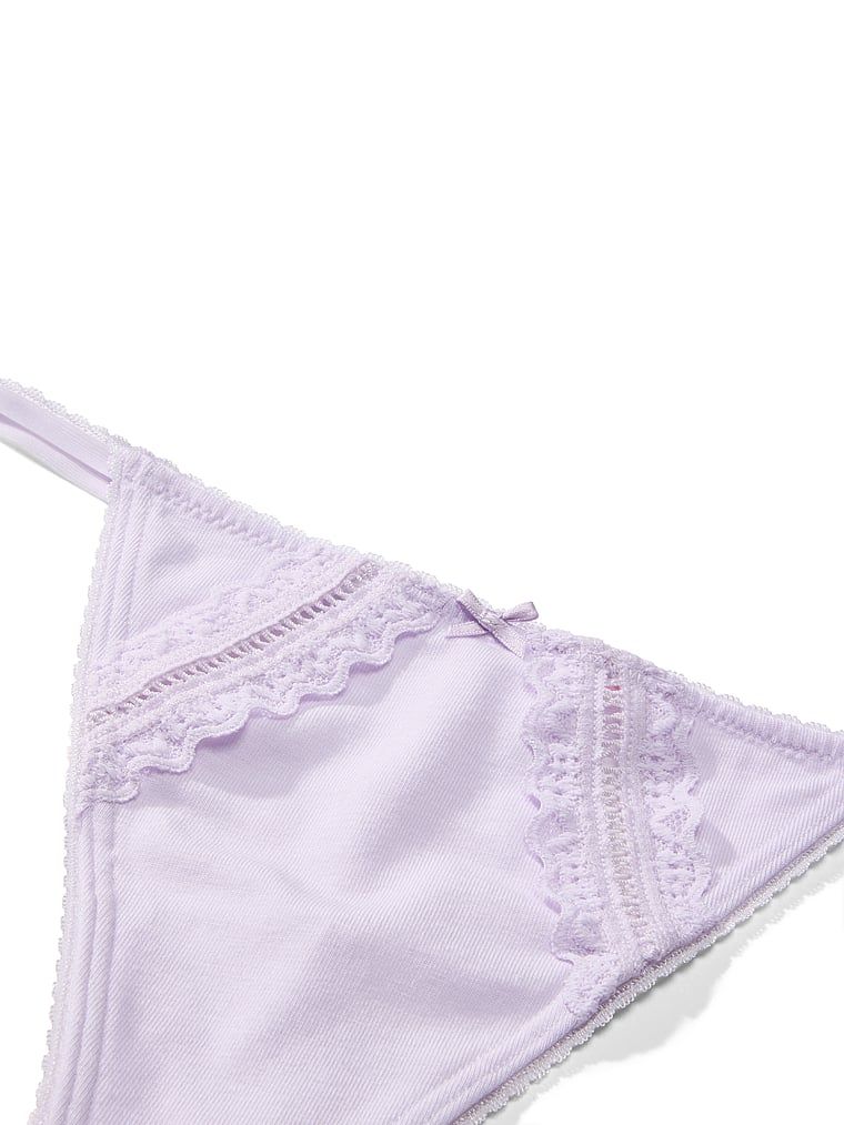 Stringi bawełniane ze wstawkami Lace-Trim. Produkt ma kolor fioletowy i pochodzi z kolekcji Victoria's Secret. 