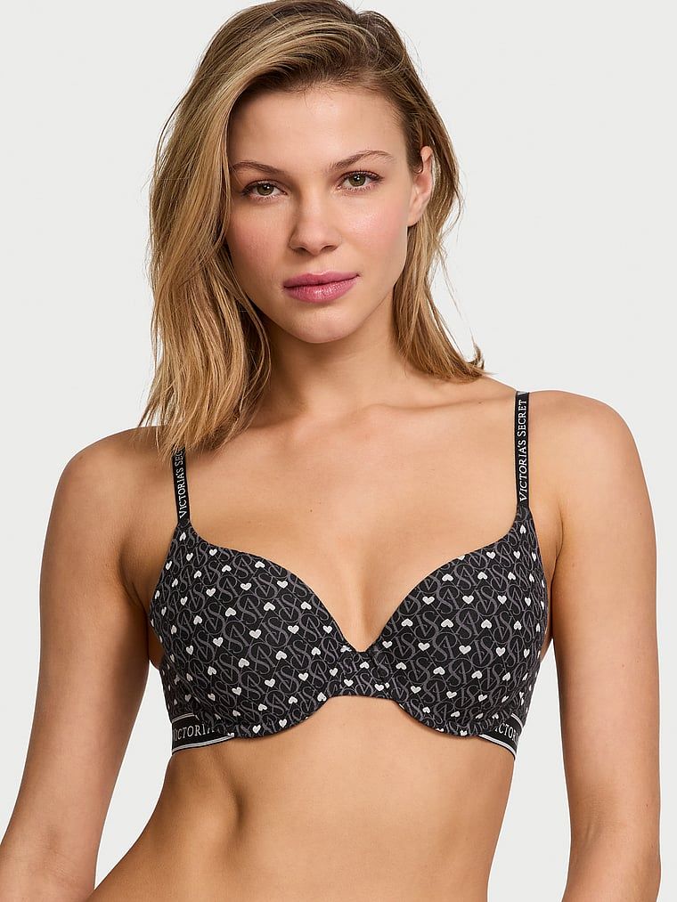 Modelka prezentuje biustonosz push-up bawełniany Perfect Shape. Produkt jest wzorzysty i pochodzi z kolekcji T-shirt.