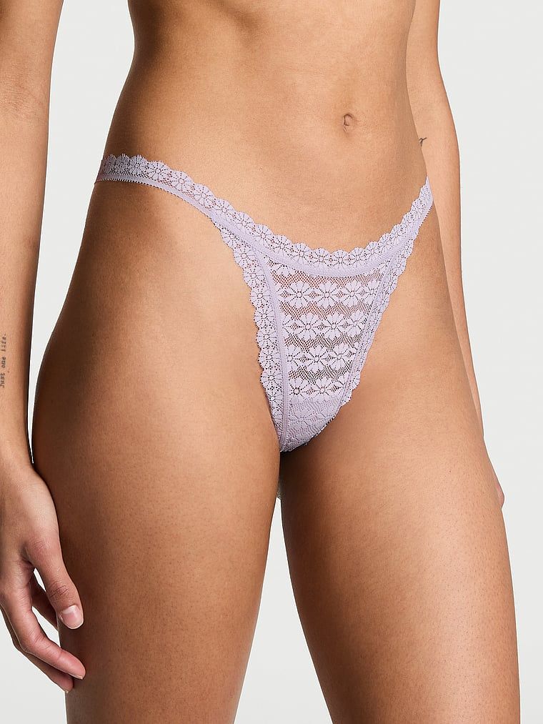Stringi koronkowe Daisy. Produkt ma kolor purpurowy i pochodzi z kolekcji Lacie. 