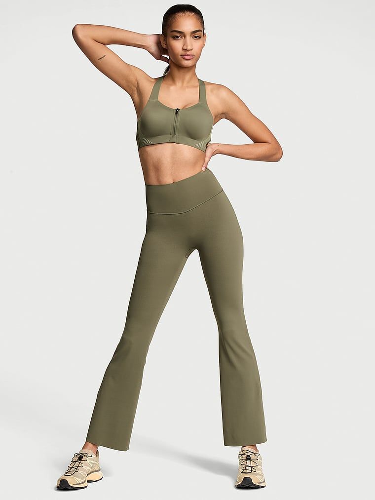 Legginsy z szerokimi nogawkami VSX Elevate Flare. Produkt ma kolor zielony i pochodzi z kolekcji VSX. 