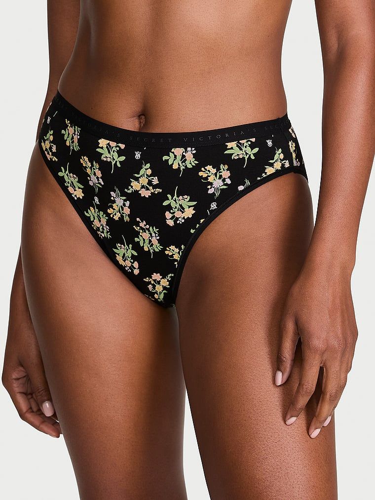 Majtki bawełniane figi z wysoko wyciętymi nogawkami High-Leg Brief. Produkt ma wzór kwiatowy i pochodzi z kolekcji Victoria's Secret. 