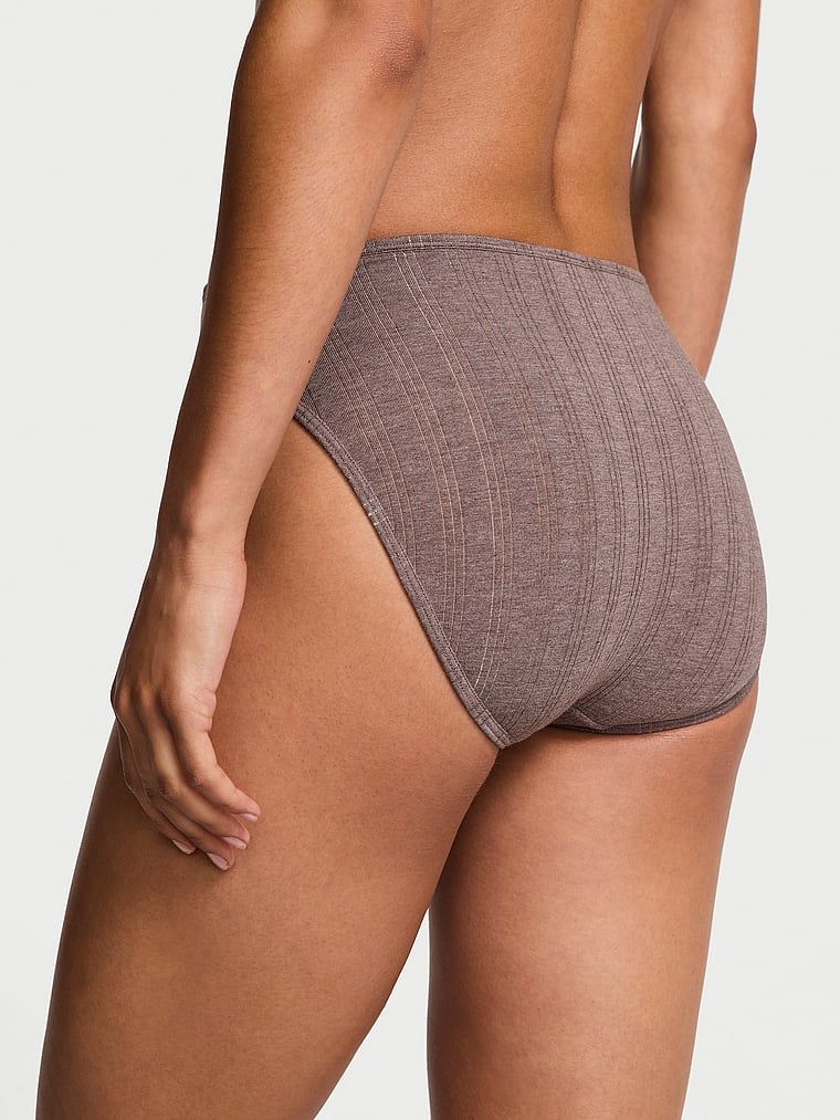 Majtki figi z modalu z wysoko wyciętymi nogawkami Ultra-Fine Brief. Produkt ma kolor brązowy i pochodzi z kolekcji Victoria's Secret. 