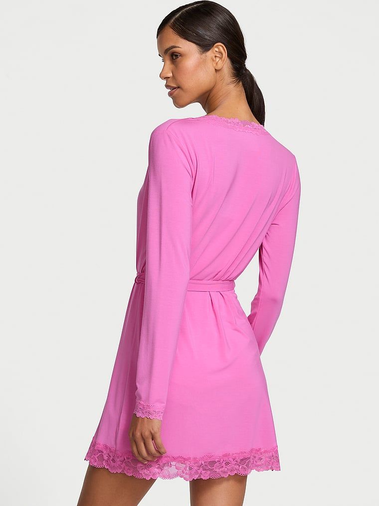 Szlafrok z modalu z koronką Lace-Trim. Produkt ma kolor różowy i pochodzi z kolekcji Victoria's Secret. 