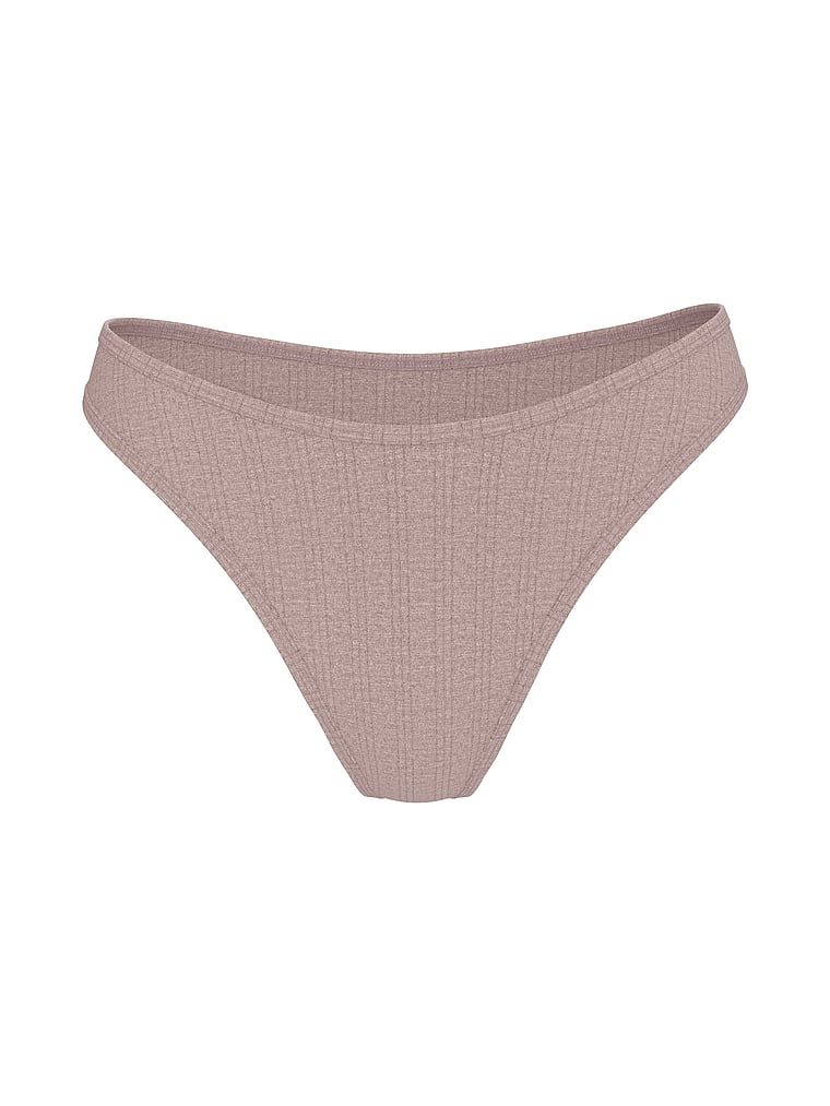 Stringi z modalu z wysoko wyciętymi nogawkami Ultra-Fine. Produkt ma kolor brązowy i pochodzi z kolekcji Victoria's Secret. 