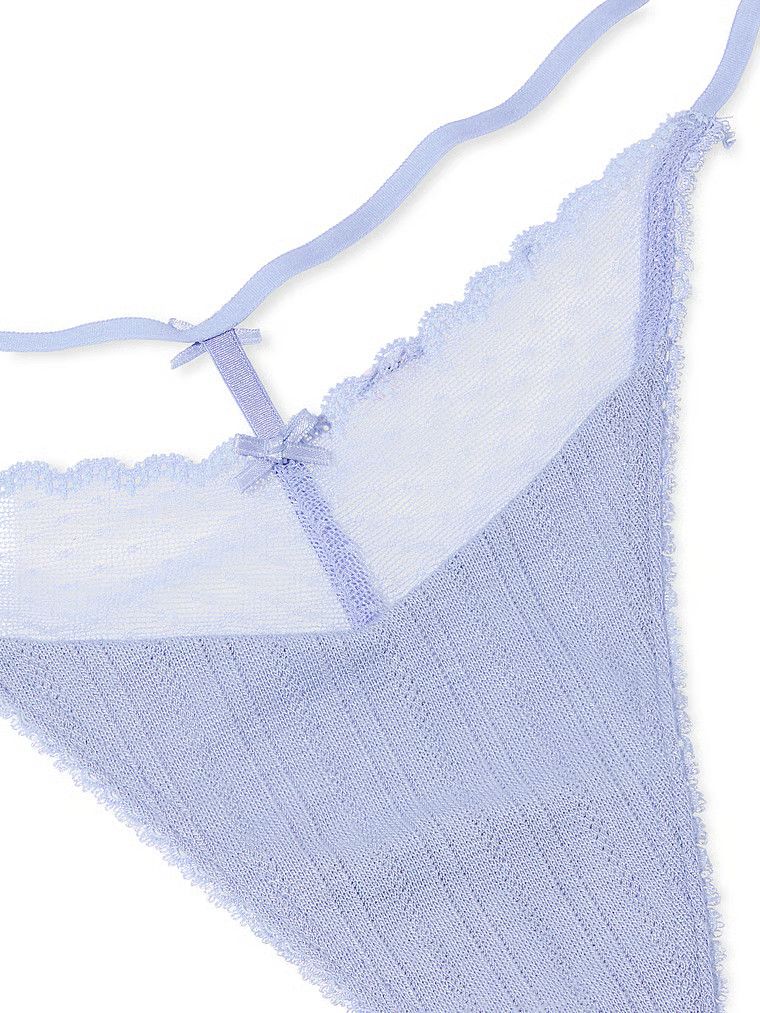 Stringi Lace Pointelle. Produkt ma kolor purpurowy i pochodzi z kolekcji Body by Victoria. 
