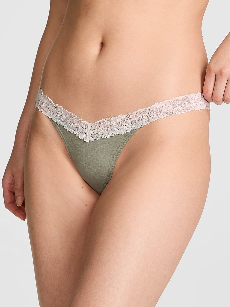 Bawełniane stringi z koronkowym wykończeniem