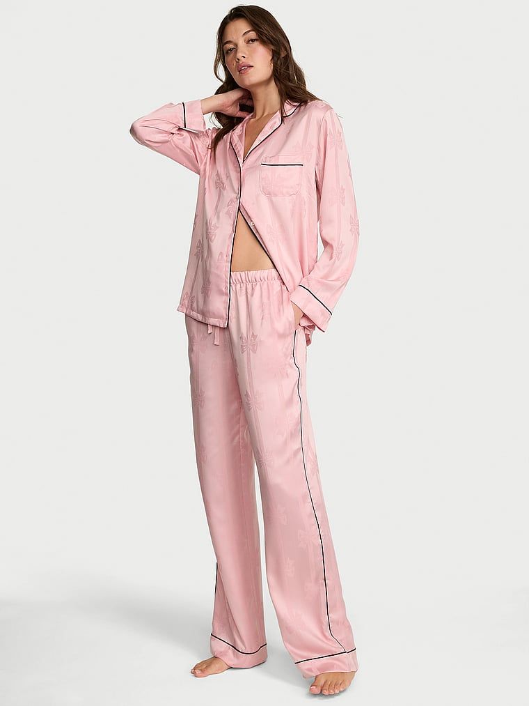 Satynowa piżama z długimi rękawami Bow Stripe. Produkt ma kolor różowy i pochodzi z kolekcji Victoria's Secret. 