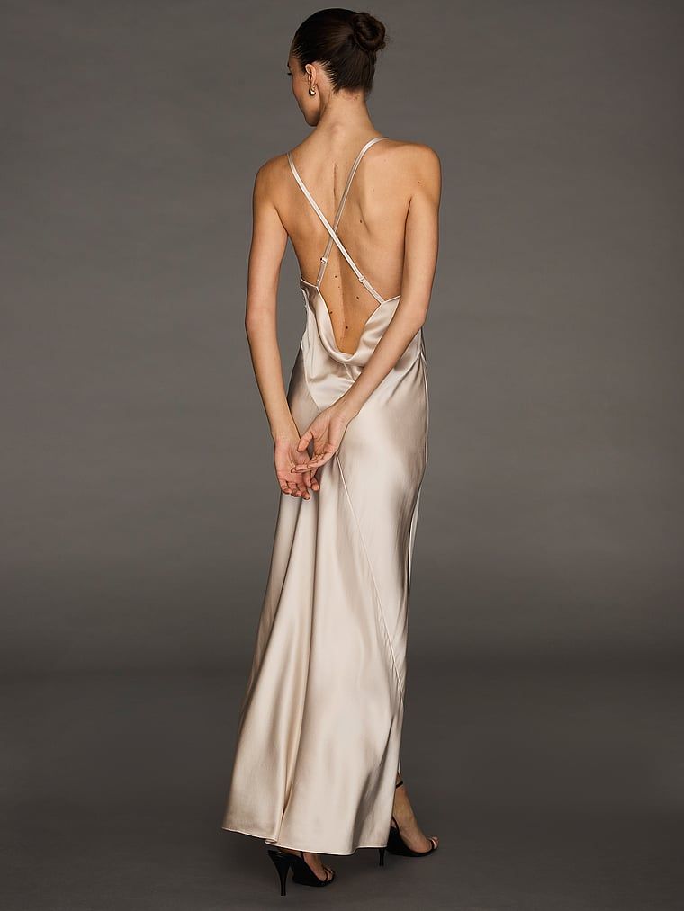 Długa suknia wieczorowa jedwabna Atelier X Altuzarra. Produkt ma kolor beżowy i pochodzi z kolekcji Atelier Victoria's Secret x Altuzarra. 