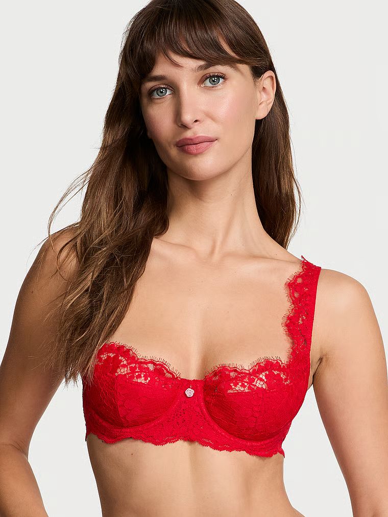 Modelka prezentuje biustonosz koronkowy z lekkim push-upem Uplift. Produkt ma kolor czerwony i pochodzi z kolekcji Dream Angels.