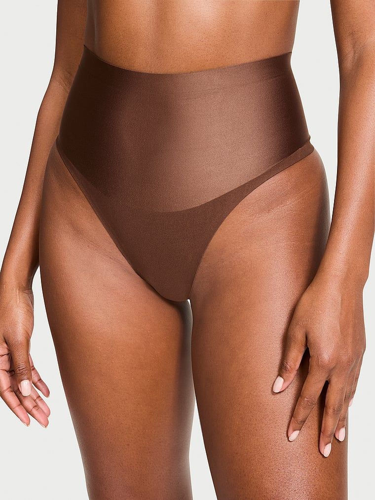 Stringi modelujące z wysokim stanem Smoothing Shimmer. Produkt ma kolor brązowy i pochodzi z kolekcji Body by Victoria. 