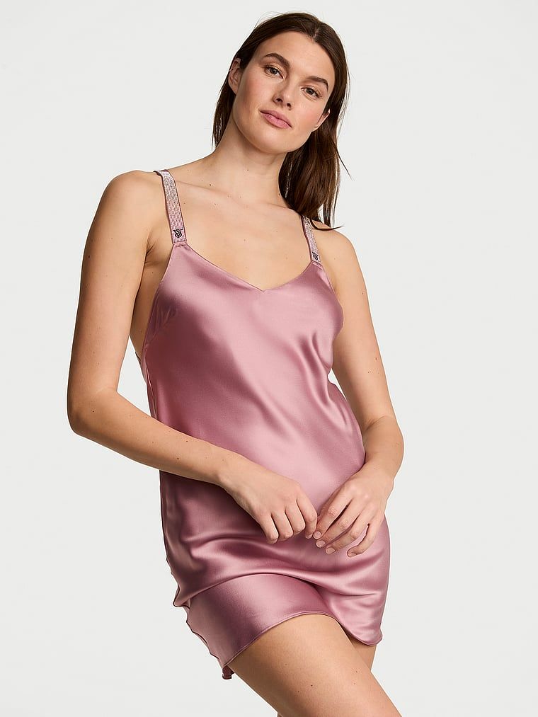 Koszulka nocna satynowa z błyszczącymi ramiączkami Scattered Shine Strap Slip. Produkt ma kolor różowy i pochodzi z kolekcji Victoria's Secret. 
