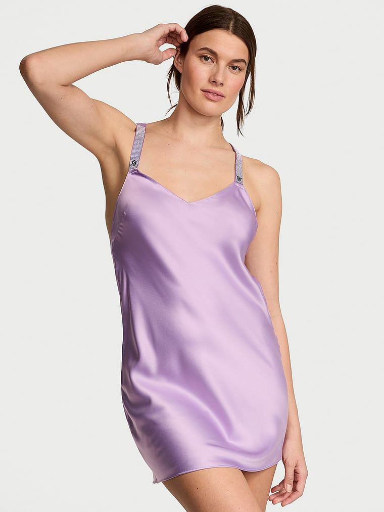 Koszulka nocna satynowa z błyszczącymi ramiączkami Scattered Shine Strap Slip. Produkt ma kolor purpurowy i pochodzi z kolekcji Victoria's Secret. 