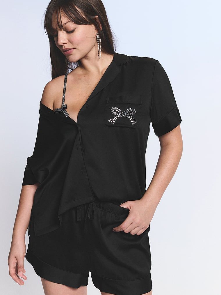 Piżama satynowa błyszcząca z szortami Glazed Satin. Produkt ma kolor czarny i pochodzi z kolekcji Victoria's Secret. 