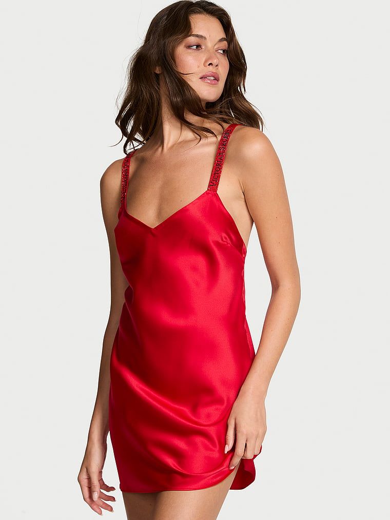 Koszulka nocna satynowa z błyszczącymi ramiączkami Scattered Shine Strap Slip. Produkt ma kolor czerwony i pochodzi z kolekcji Very Sexy. 