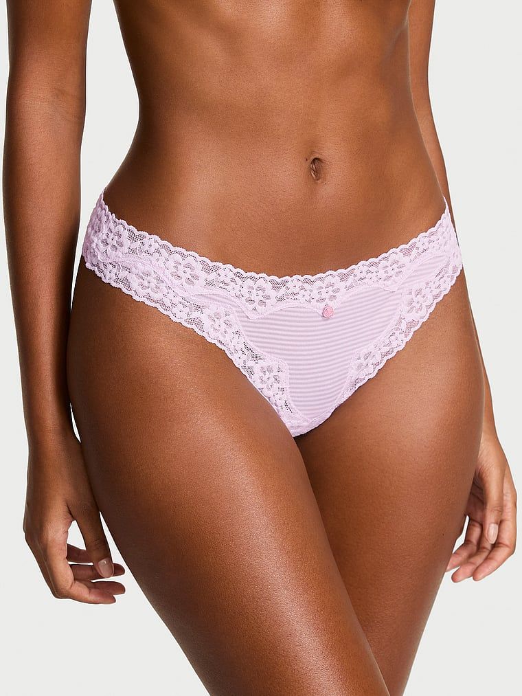 Stringi bawełniane w paseczki z koronką na krawędziach. Produkt ma kolor purpurowy i pochodzi z kolekcji Lace Trim. 