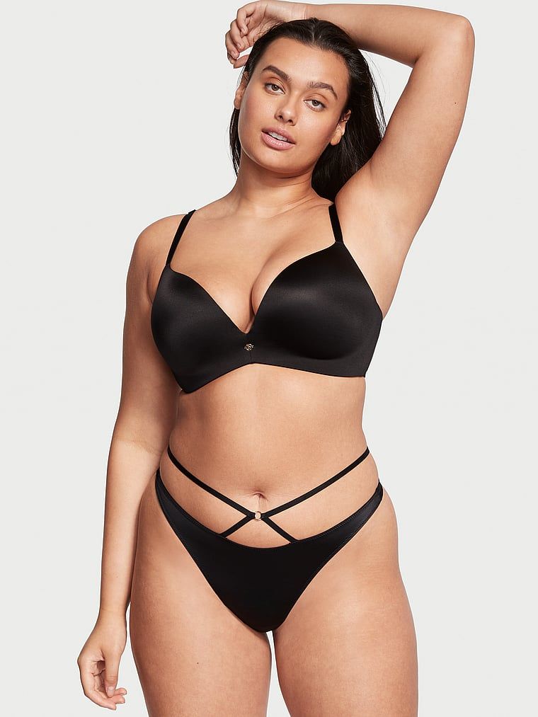 Modelka prezentuje biustonosz push-up bez fiszbin So Obsessed. Produkt ma kolor czarny i pochodzi z kolekcji Very Sexy.