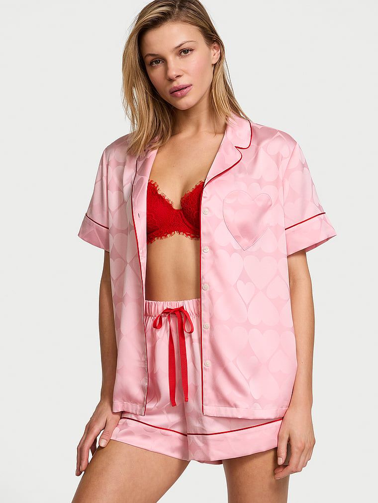 Satynowa piżama z krótkim rękawem i szortami Glazed Heart. Produkt ma kolor różowy i pochodzi z kolekcji Victoria's Secret. 