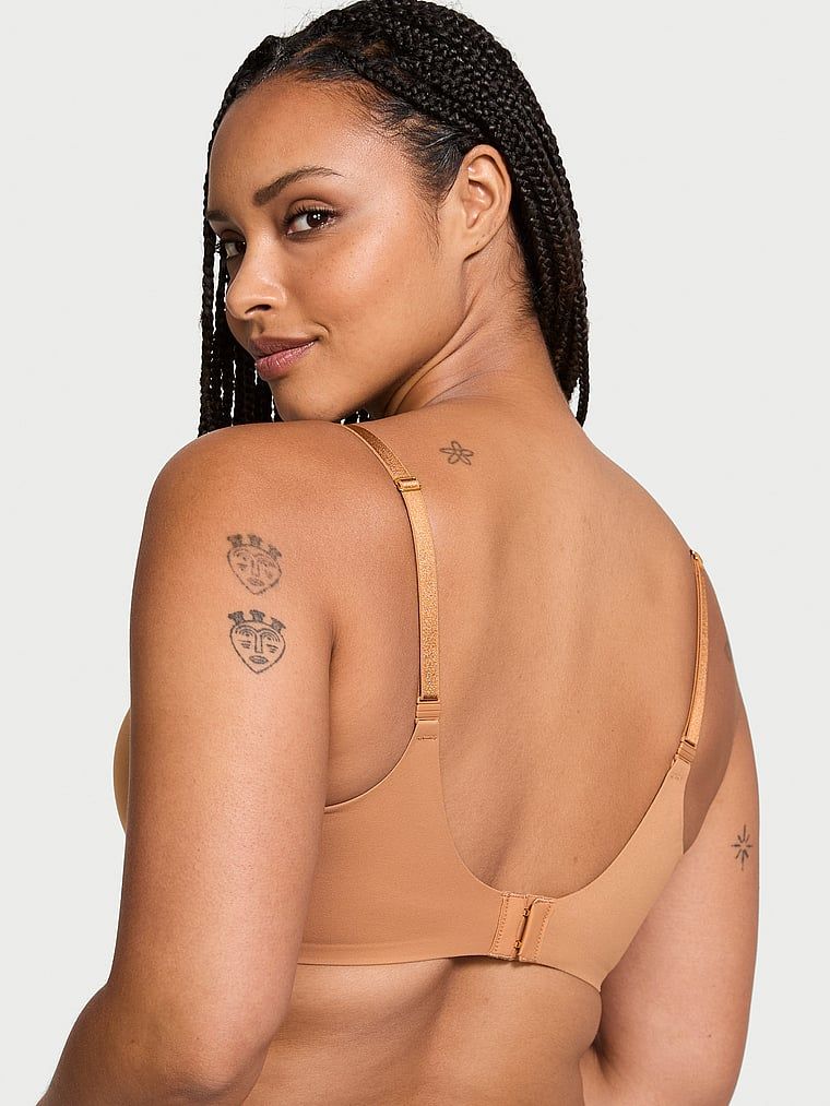Modelka prezentuje biustonosz lekko usztywniany Smooth Demi. Produkt ma kolor beżowy i pochodzi z kolekcji Dream Angels.