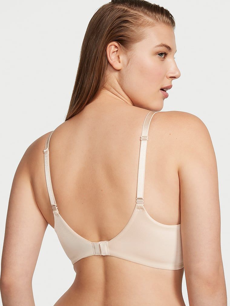 Modelka prezentuje biustonosz push-up powiększający o 2 rozmiary Bombshell. Produkt ma kolor beżowy i pochodzi z kolekcji Very Sexy.
