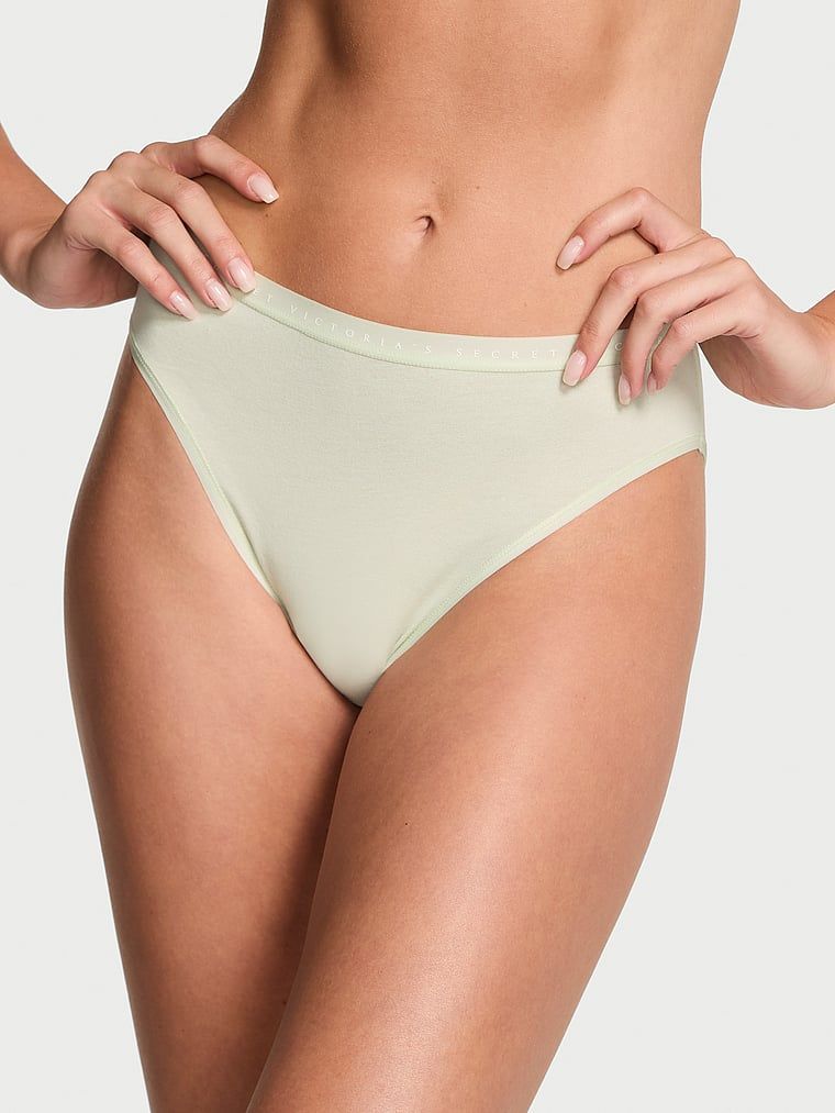 Majtki bawełniane figi z wysoko wyciętymi nogawkami High-Leg Brief. Produkt ma kolor zielony i pochodzi z kolekcji Victoria's Secret. 