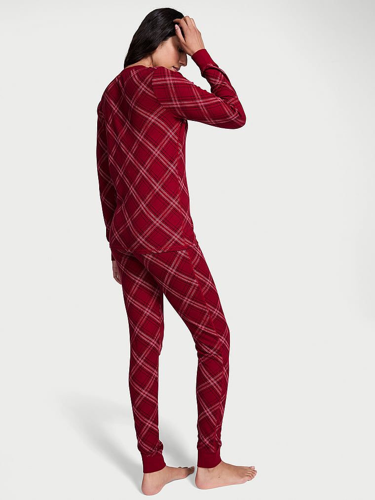 Ciepła piżama z długim rękawem Thermal. Produkt jest wzorzysty i pochodzi z kolekcji Body by Victoria. 
