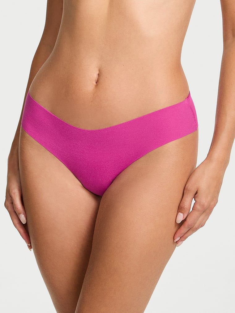 Stringi bezszwowe z siateczką z tyłu No-Show Sheer Logo. Produkt ma kolor różowy i pochodzi z kolekcji Body by Victoria. 
