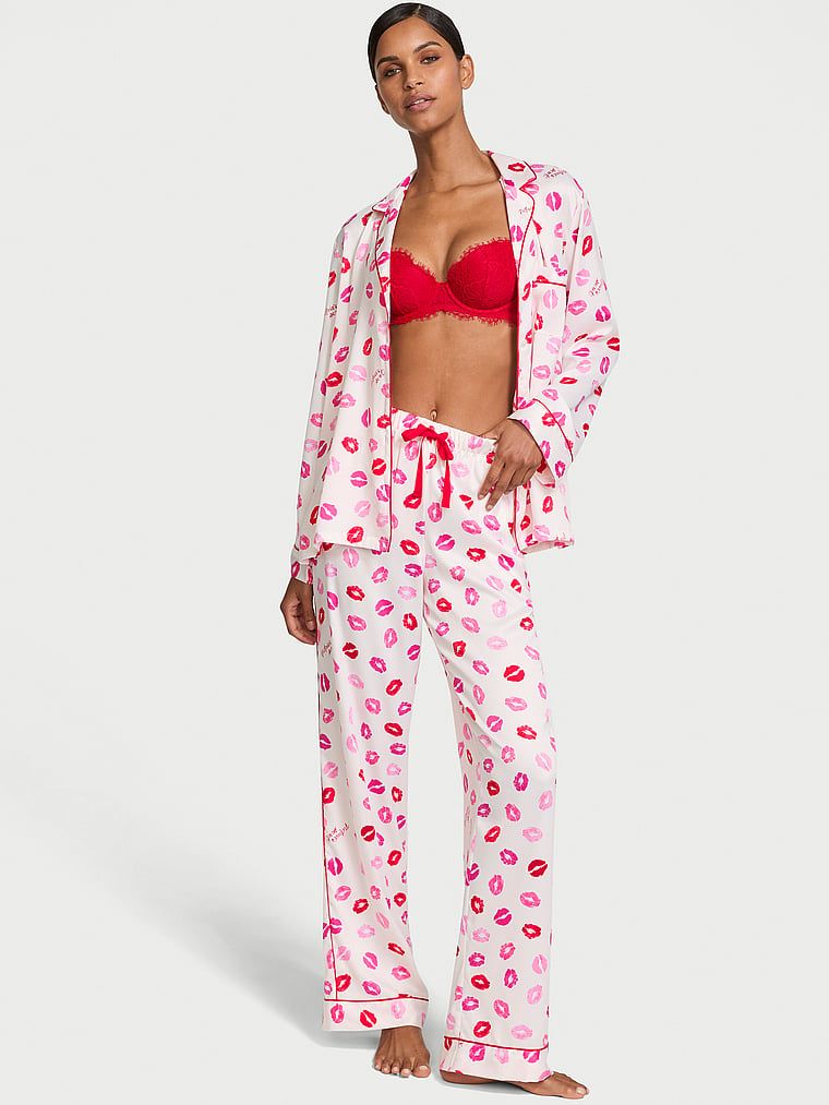 Satynowa piżama z długim rękawem. Produkt ma kolor wzorzysty i pochodzi z kolekcji Victoria's Secret. 