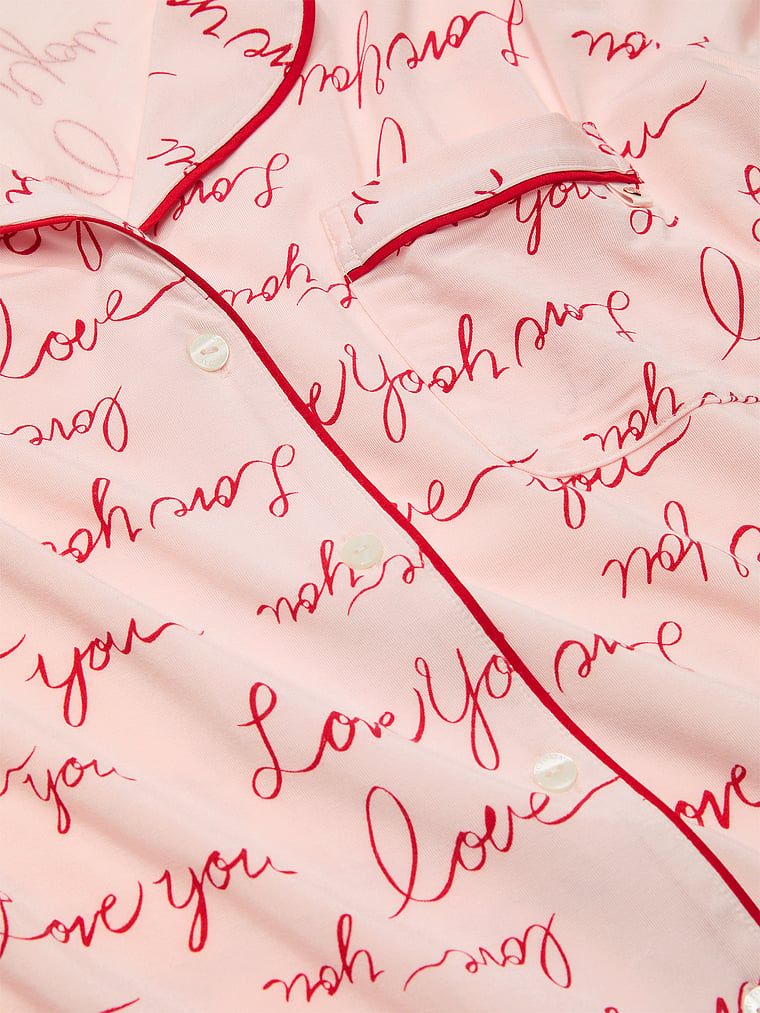 Długa piżama z modalu. Produkt ma kolor wzorzysty i pochodzi z kolekcji Victoria's Secret. 
