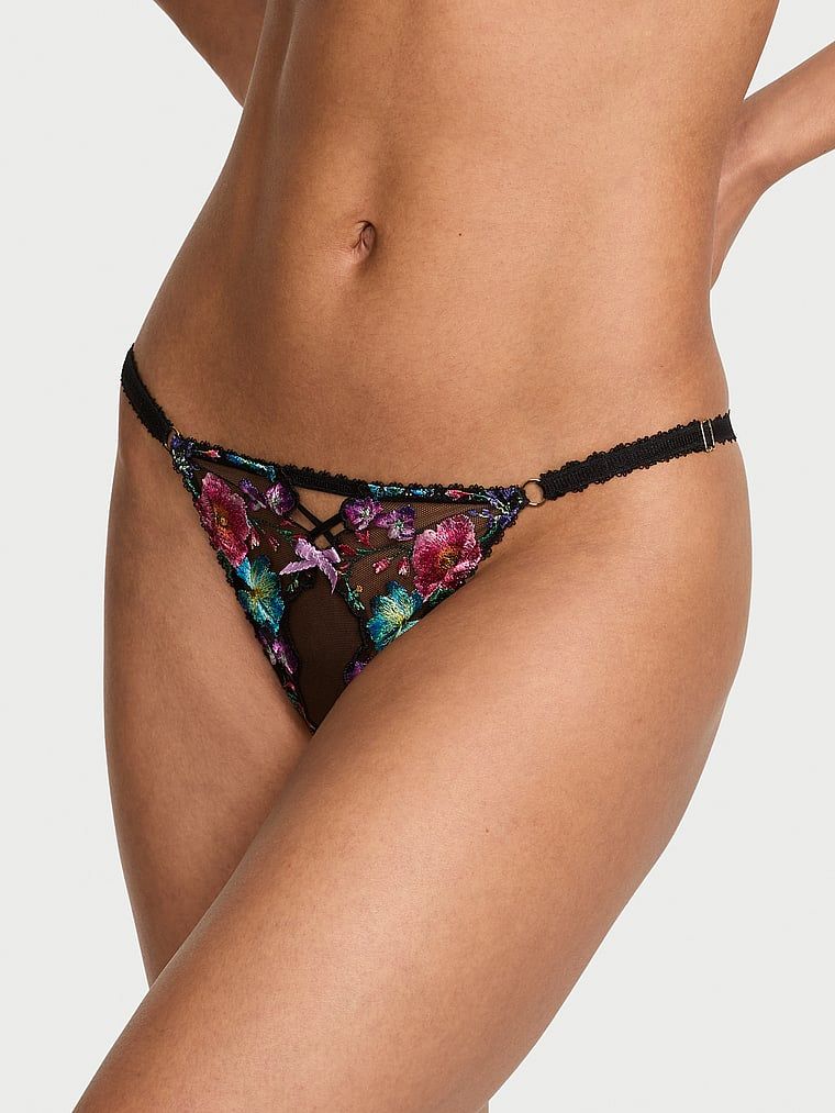 Majtki bez kroku Dark Blossom Embroidery. Produkt jest wzorzysty i pochodzi z kolekcji Very Sexy. 