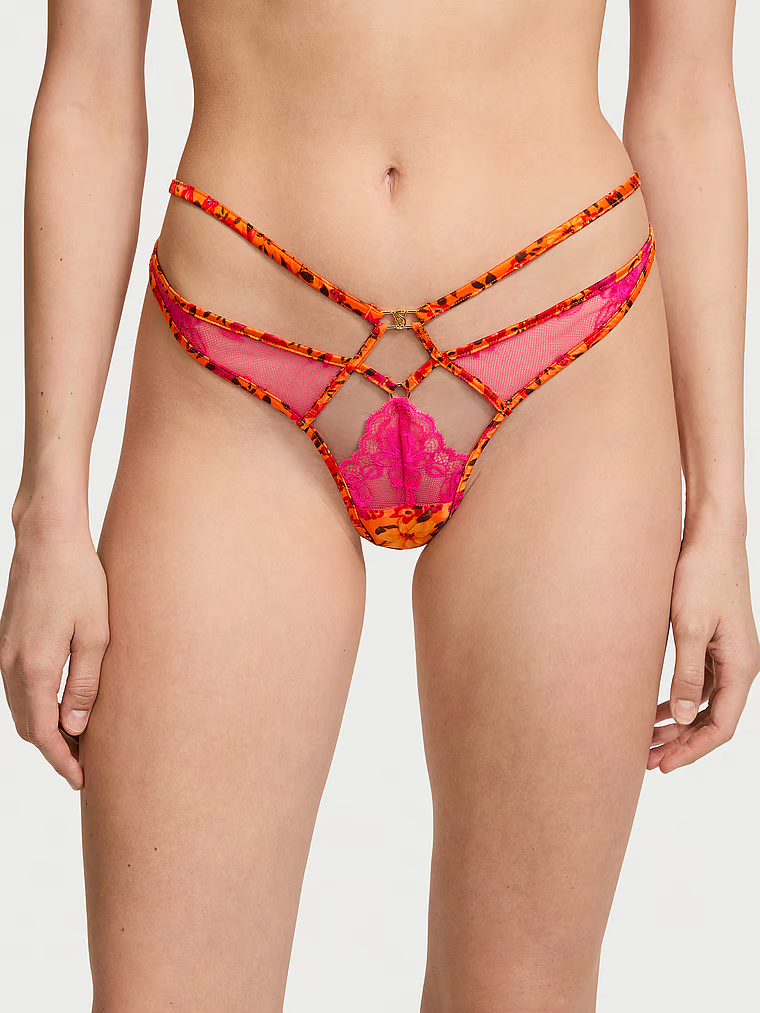 Stringi z paseczkami i wysoko wyciętymi nogawkami Tropical. Produkt ma wzór kwiatowy i pochodzi z kolekcji Very Sexy. 