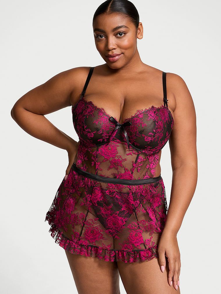 Fartuszek i stringi Wicked Rose Lace. Produkt ma wzór kwiatowy i pochodzi z kolekcji Very Sexy. 